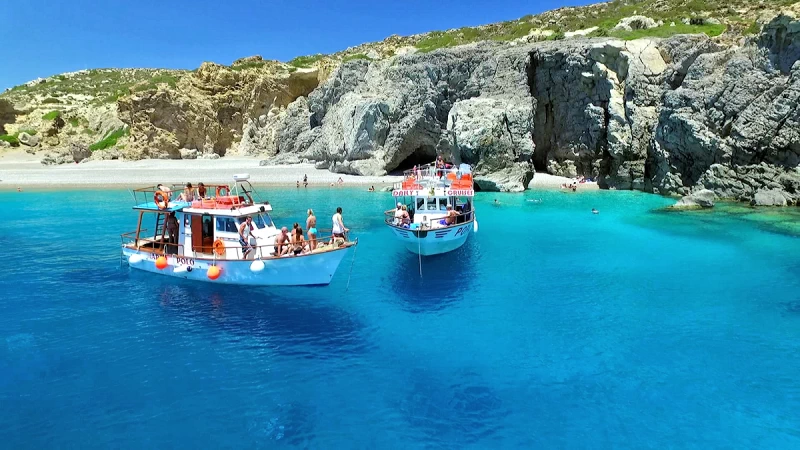 Gita in barca alle baie di Anthony Quinn e Kallithea e alla grotta di Traganou