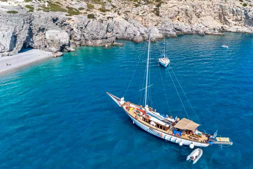 Gita in barca alle baie di Anthony Quinn e Kallithea e alla grotta di Traganou