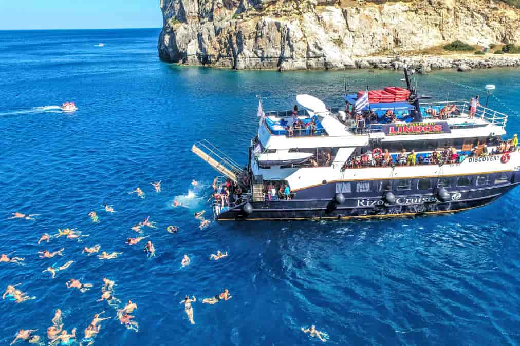 Gita in barca alle baie di Anthony Quinn e Kallithea e alla grotta di Traganou