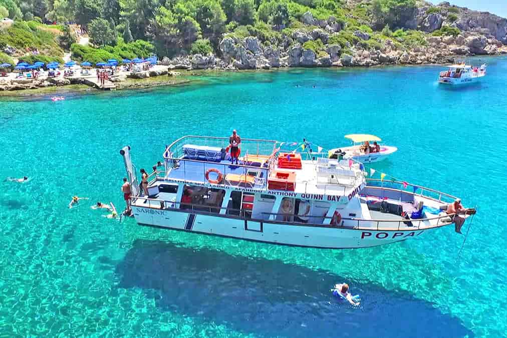 Gita in barca alle baie di Anthony Quinn e Kallithea e alla grotta di Traganou