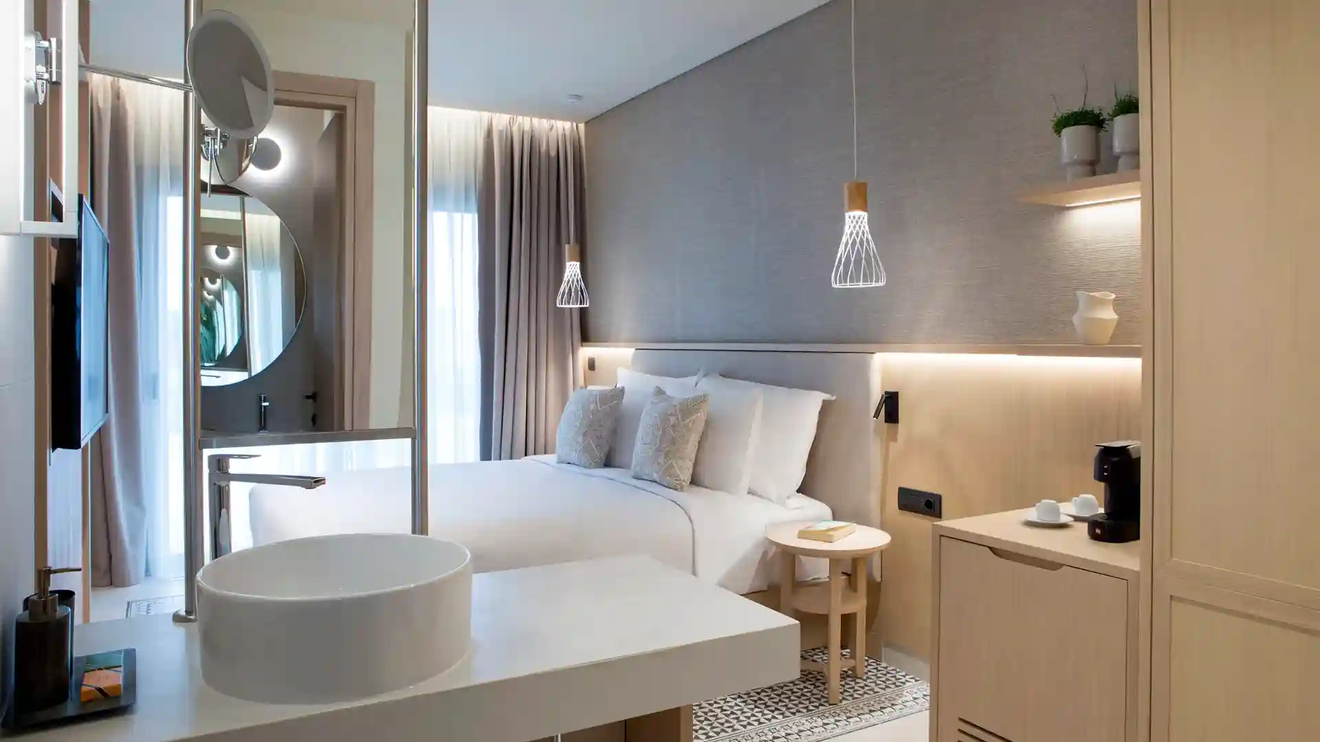 One-Bedroom Suite with Sea View & Private Pool